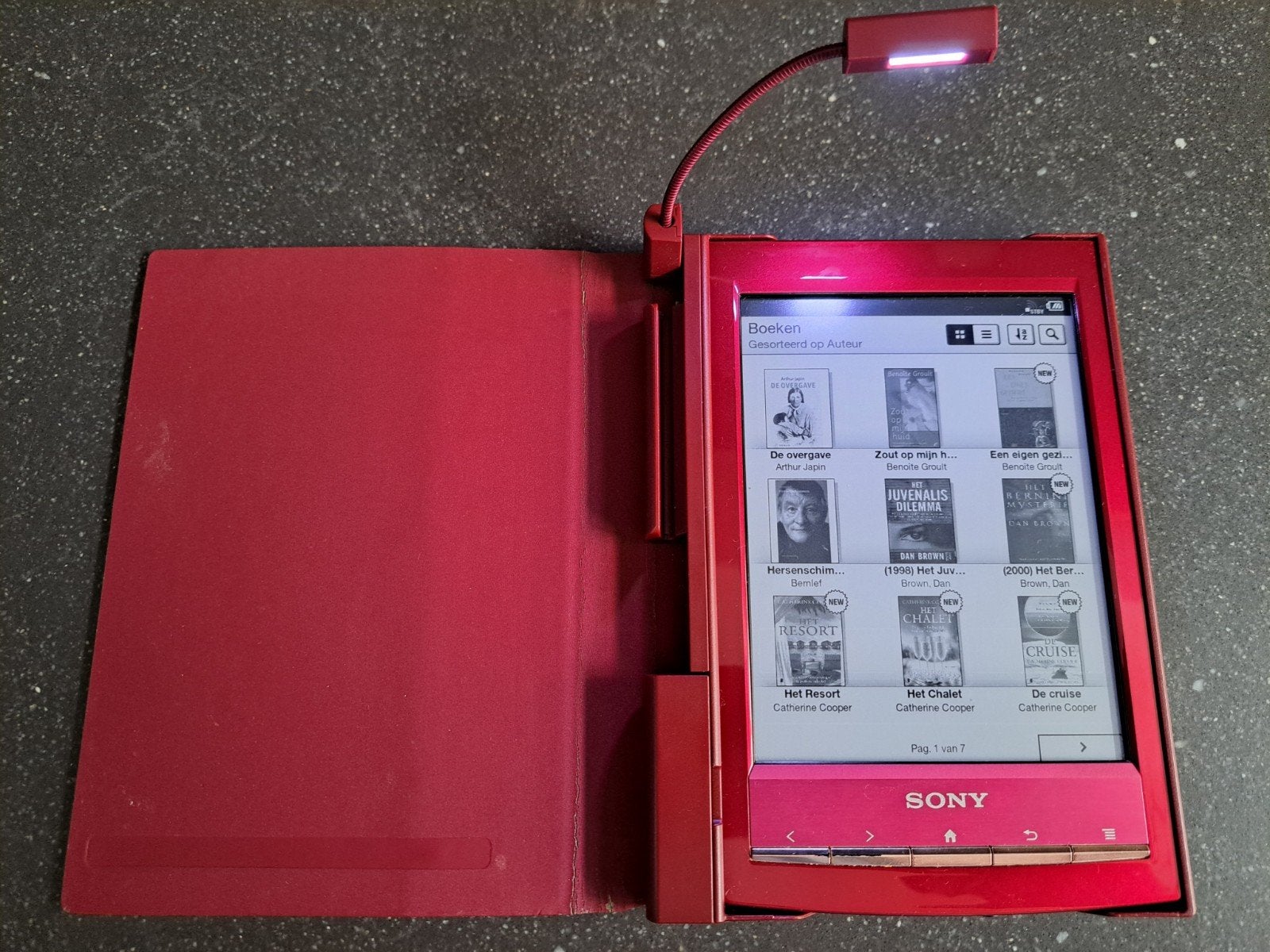 Sony e-reader met hoesje, lampje en veel e-boeken, € 65, Computers en Software, E-readers, Gebruikt, Ophalen of Verzenden, 4 GB of minder