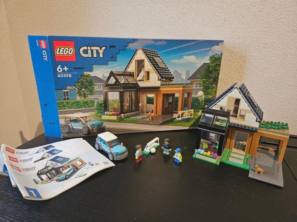 LEGO City 60398 – Familiehuis met elektrische auto, City, Lego, Ophalen of Verzenden, Zo goed als nieuw
