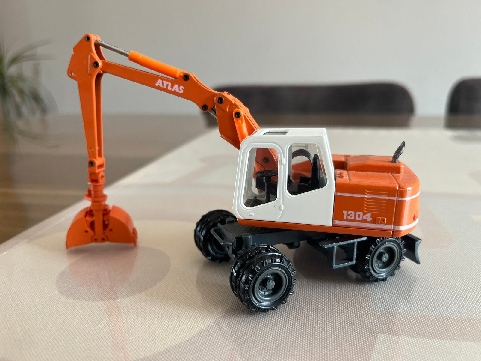Atlas 1304 mobiele kraan Conrad 2904 met knijperbak, Hobby en Vrije tijd, Modelauto's | 1:50, Ophalen of Verzenden, Zo goed als nieuw