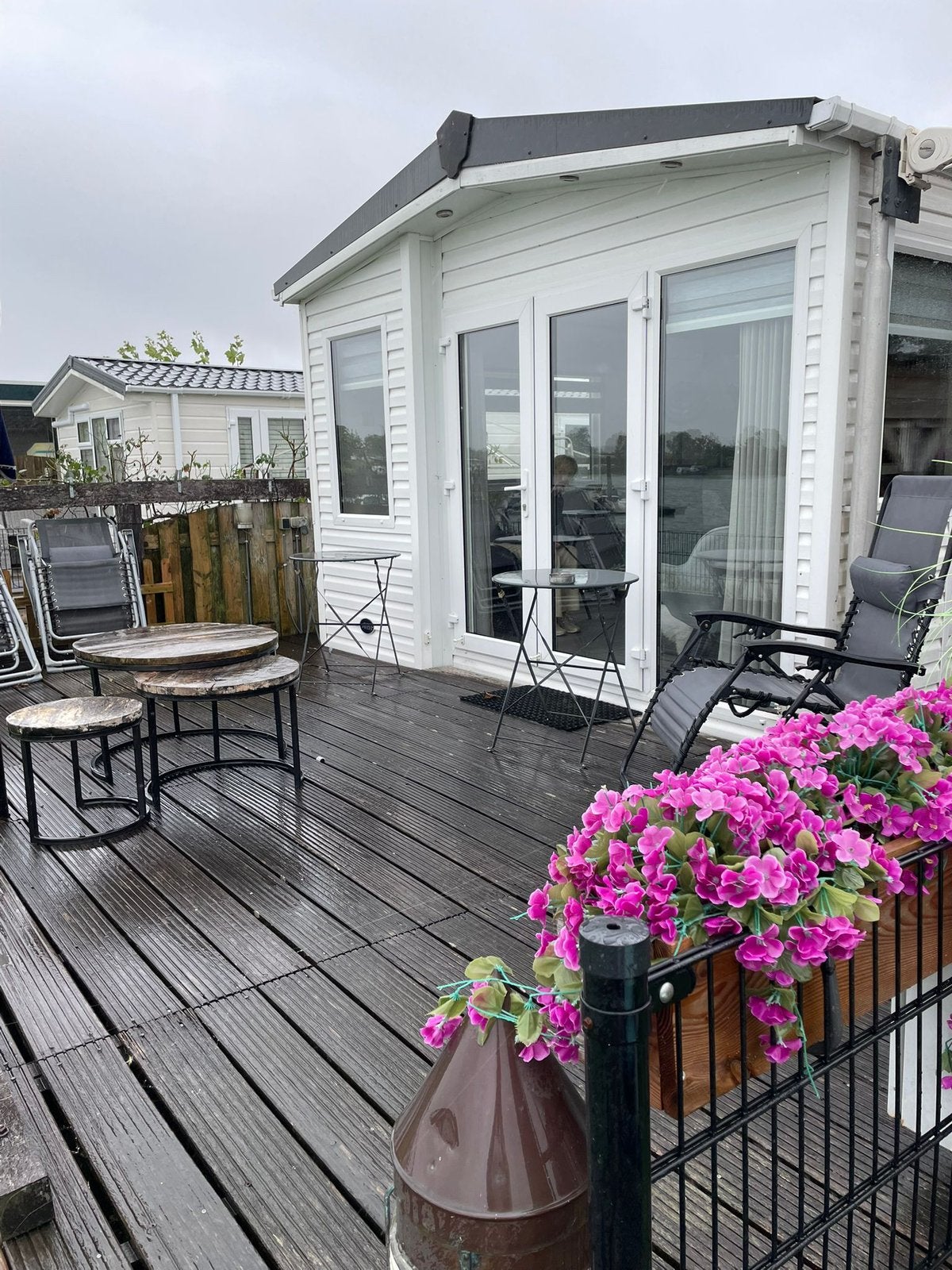 Mooi chalet met prachtig uitzicht direct aan het water