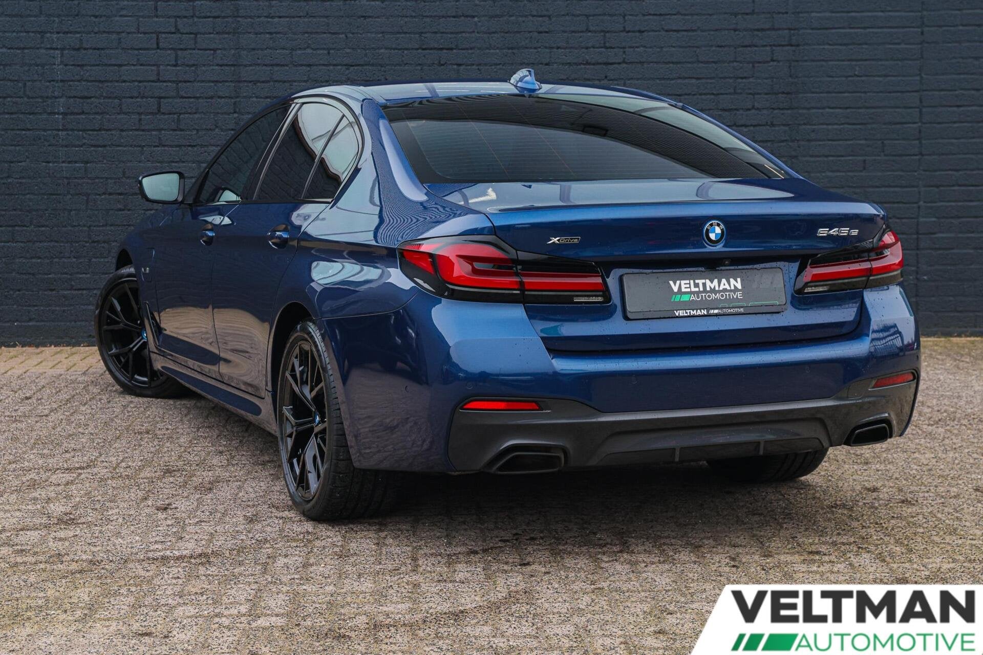 BMW 5-serie 545e xDrive M-SPORT LASER HARMAN KARDON CARPLAY, Gebruikt, Euro 6, 2000 kg, Blauw