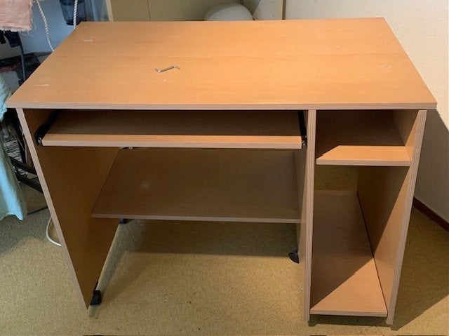 Gratis op te halen. Ikea bureautje verrijdbaar, houtkleur., Huis en Inrichting, Bureaus, Ophalen, Demontabel, Gebruikt, Scandinavisch