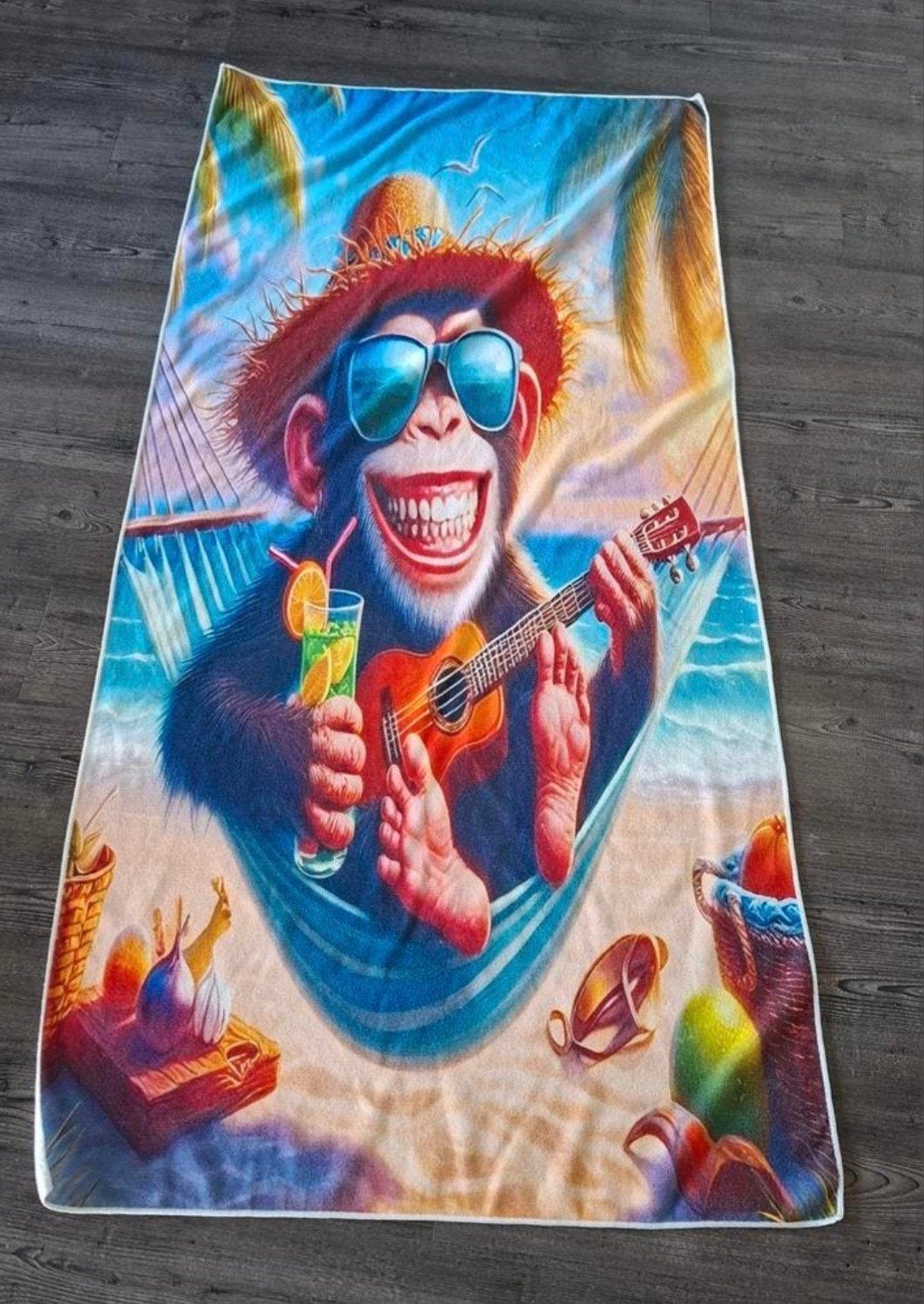 Vrolijk Strandlaken Aap met Gitaar - 180x90 cm, Ophalen of Verzenden, Zo goed als nieuw, Meerkleurig, Met print