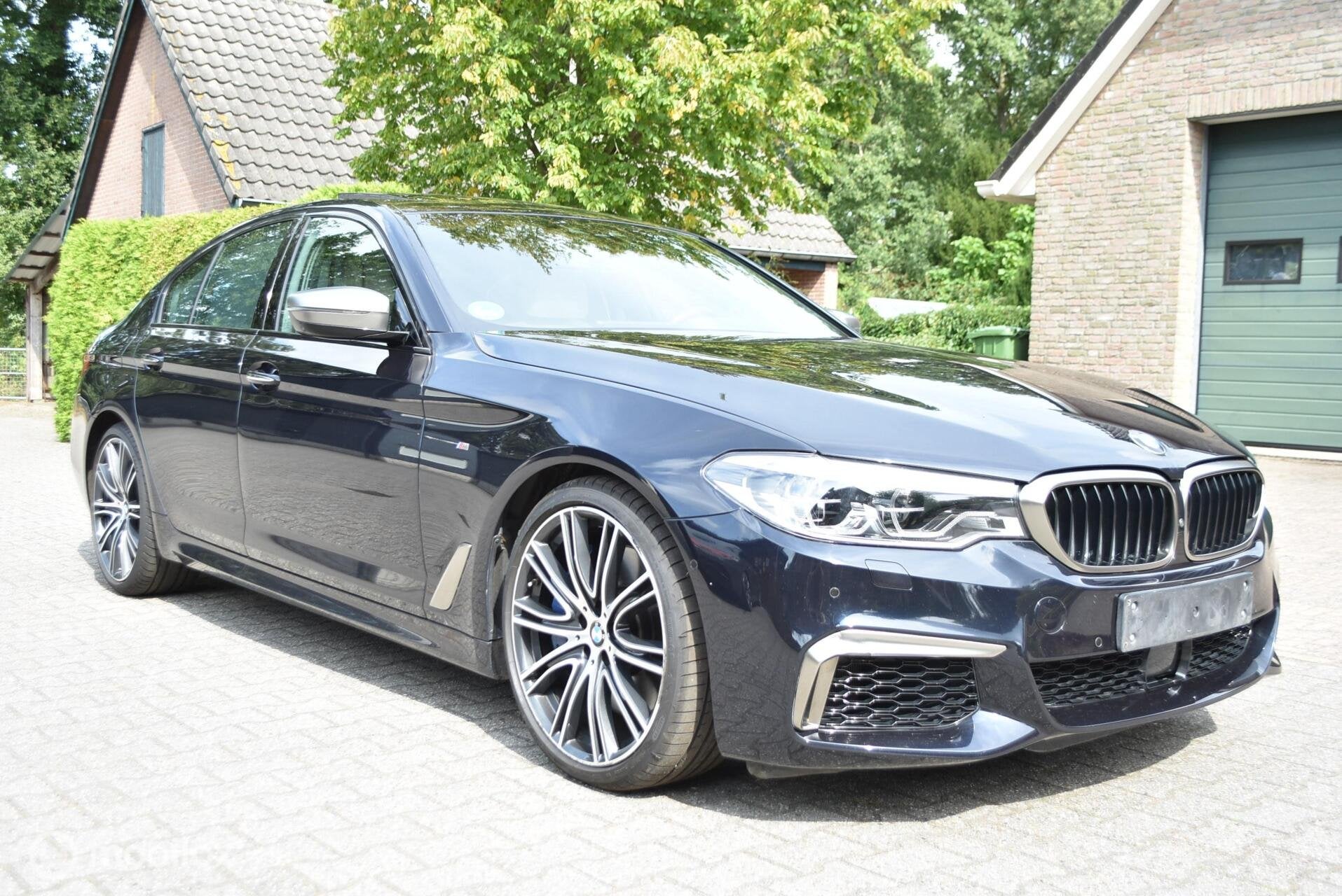 BMW M550i X Drive aut (Kantelende zuiger) 1e eign!, Automaat, Gebruikt, 4395 cc, Zwart