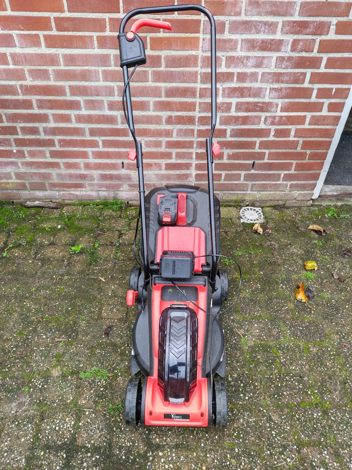 Accu grasmaaier 32cm met opvangbak en lader, Ophalen, Cirkelmaaier, Gebruikt, Accu-grasmaaier
