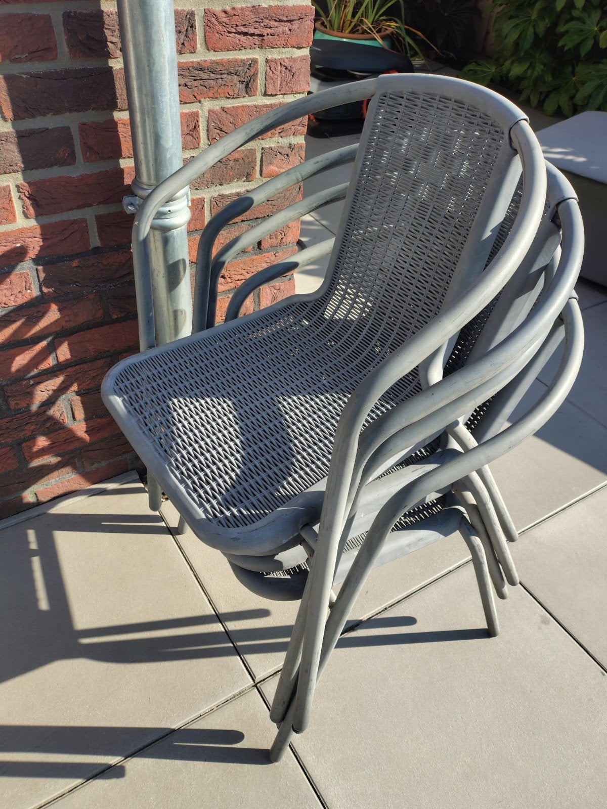 Gratis Set van 4 stapelbare tuinstoelen - Grijs, Tuin en Terras, Tuinstoelen, Ophalen, Gebruikt, Metaal, Stapelbaar