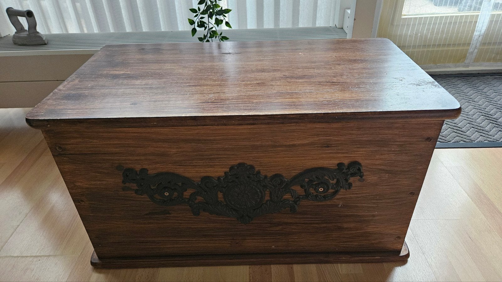 Vintage houten kist met decoratieve metalen details, Ophalen