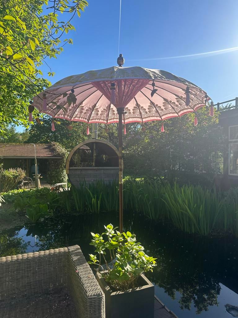 Prachtige Balinese parasol met voet - Ø 190 cm, Ophalen, Zo goed als nieuw, 1 tot 2 meter, Stokparasol