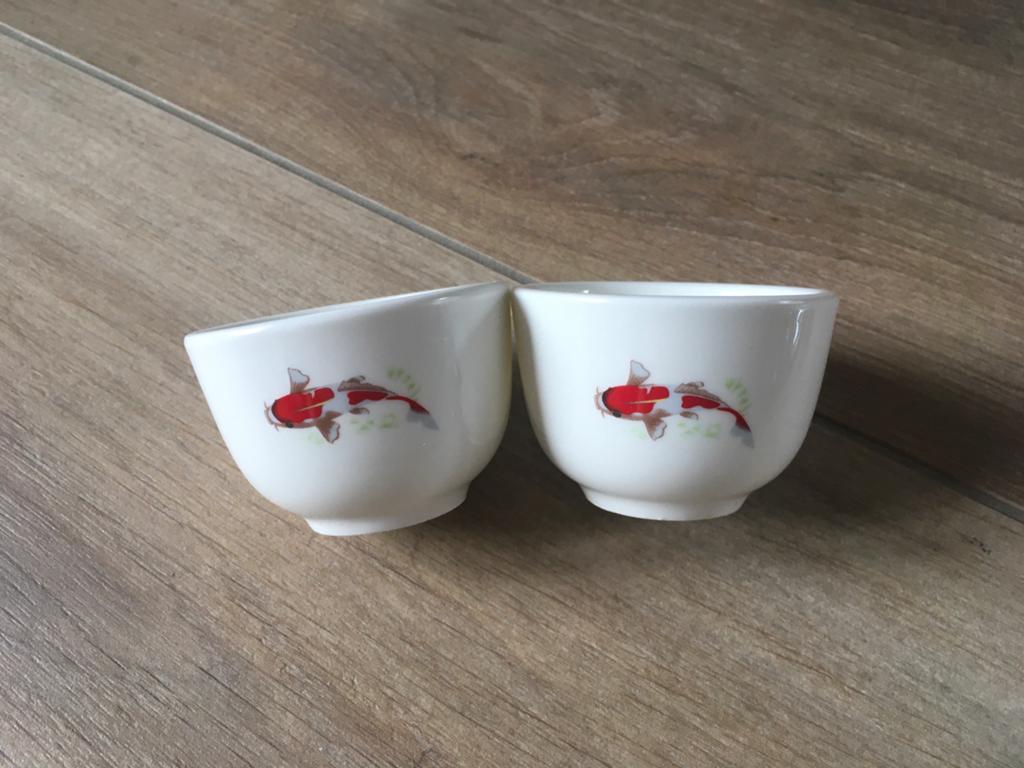 2 japanse theekommetjes  met Khoi karper, als nieuw, Ophalen of Verzenden, Zo goed als nieuw, Kom(men), Overige stijlen