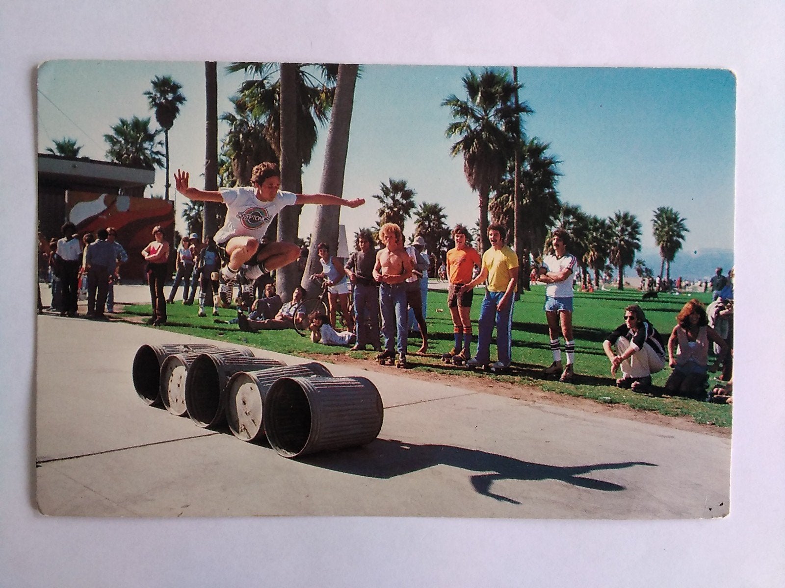 Ansichtkaart USA Venice Barrel jumping on rollerskates, Verzamelen, Verzenden