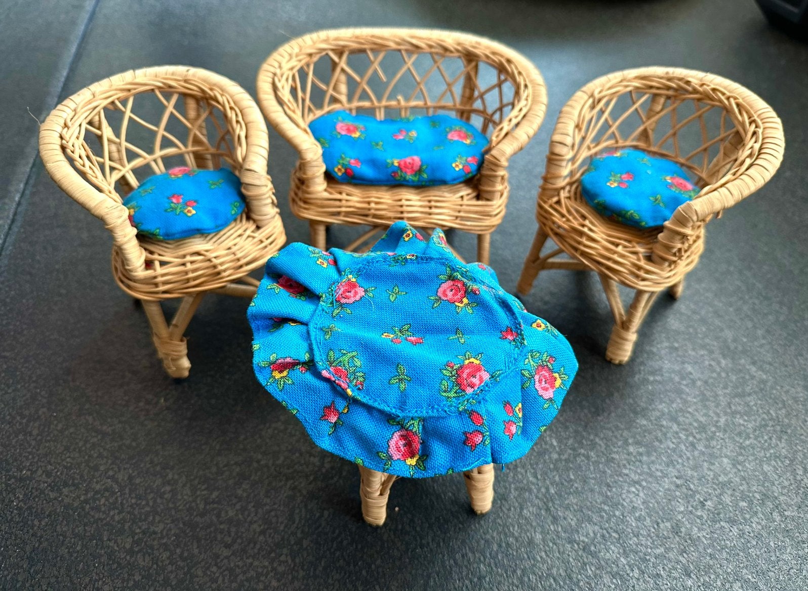 Vintage rotan ‘70s poppenmeubelset met blauwe kussentjes, Verzenden, Zo goed als nieuw, Poppenhuis