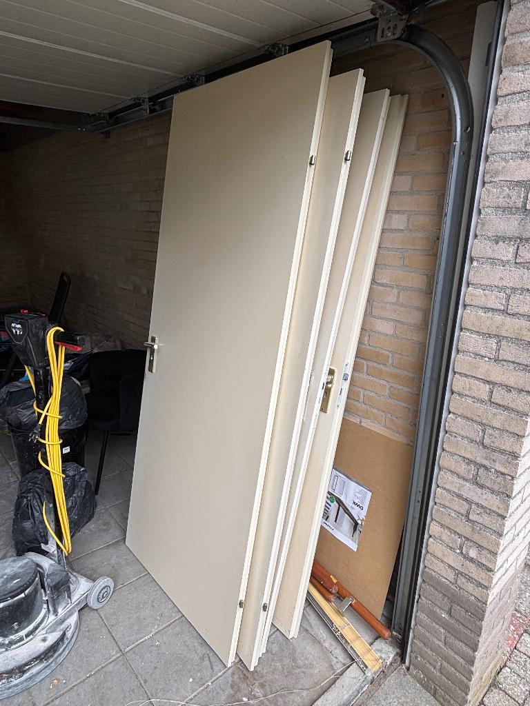 Gratis af te halen: 7 binnendeuren 211cm incl. deurbeslag, Ophalen, Gebruikt, 80 tot 100 cm, Binnendeur