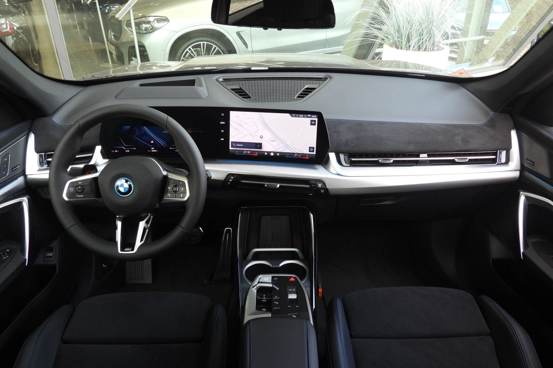 BMW iX1 eDrive20 M Sport / Panoramadak / Trekhaak / Sportsto, 514 km, Met garantie (alle), 24 min, Zwart