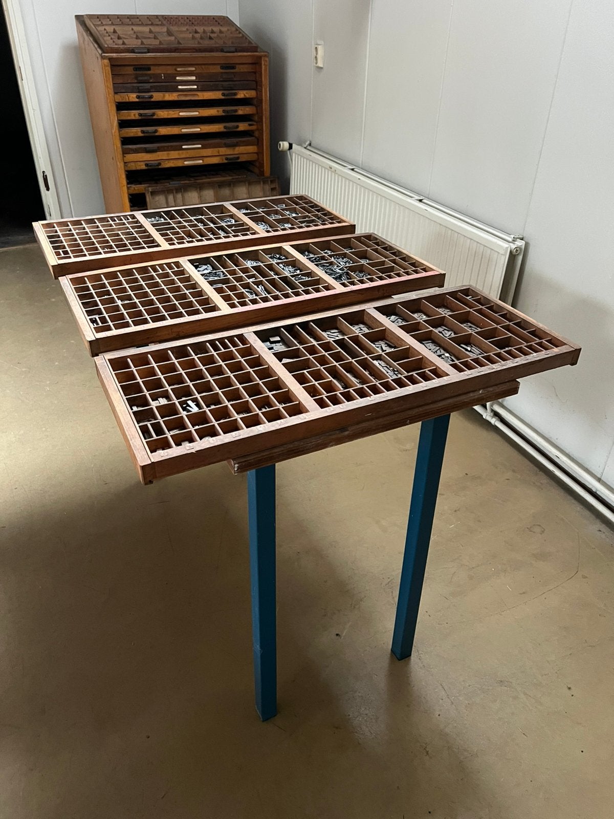 3 x Goed Gevulde Antieke LETTERBAKKEN met LODEN DRUKLETTERS, Antiek en Kunst, Ophalen
