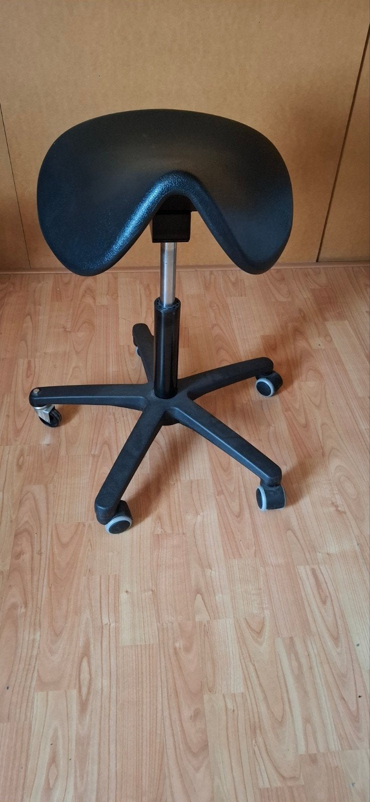 Zwarte ergonomische zadelkruk op wielen, Ophalen, Ergonomisch, Gebruikt, Zwart