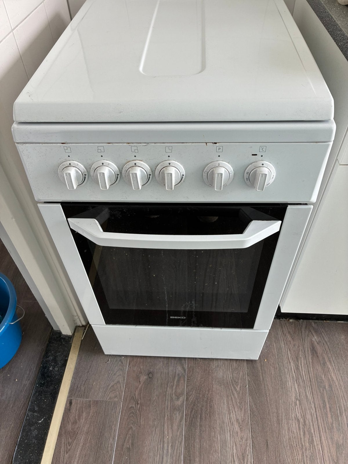 Gratis - Gebruikt gasfornuis met oven, ideaal als oud ijzer, Witgoed en Apparatuur, Fornuizen, Ophalen, Gebruikt, 4 kookzones