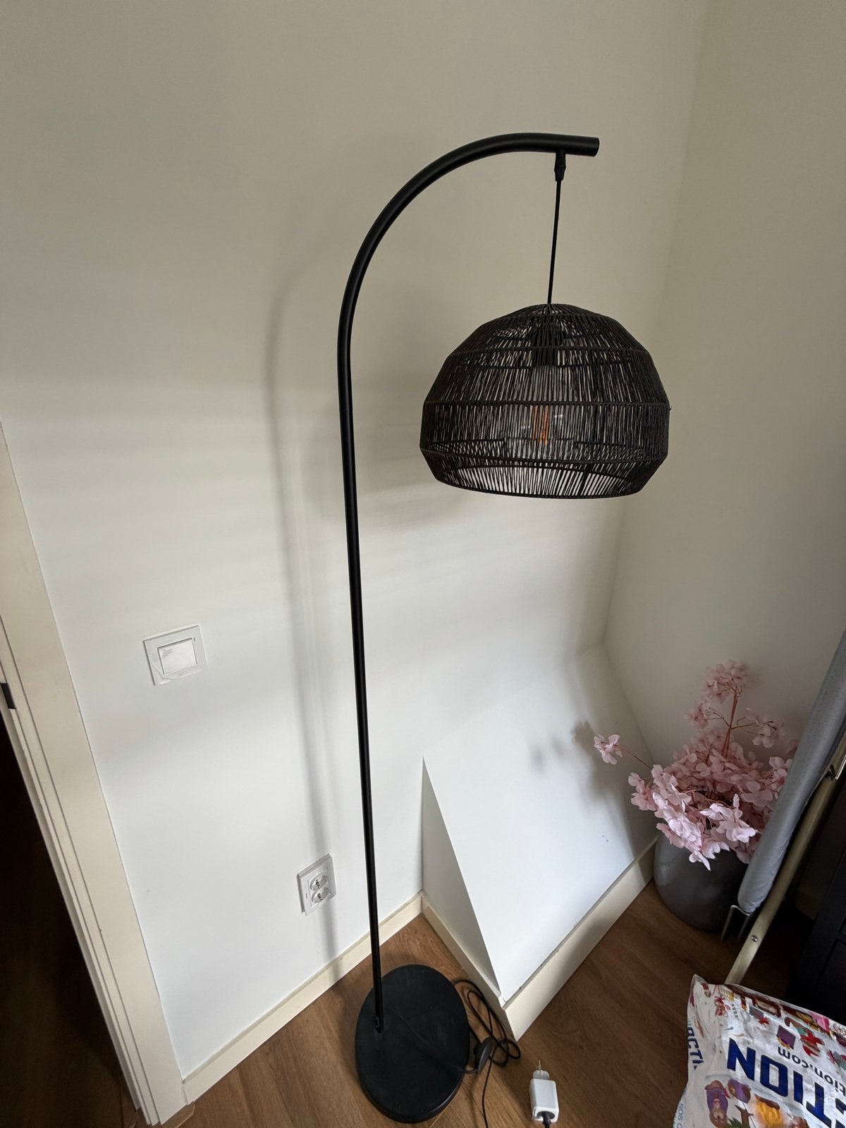 Mooie zwarte hanglamp met rieten kap, ca. 2 meter hoog, Ophalen, Gebruikt, Natuurlijk materiaal, 200 cm of meer