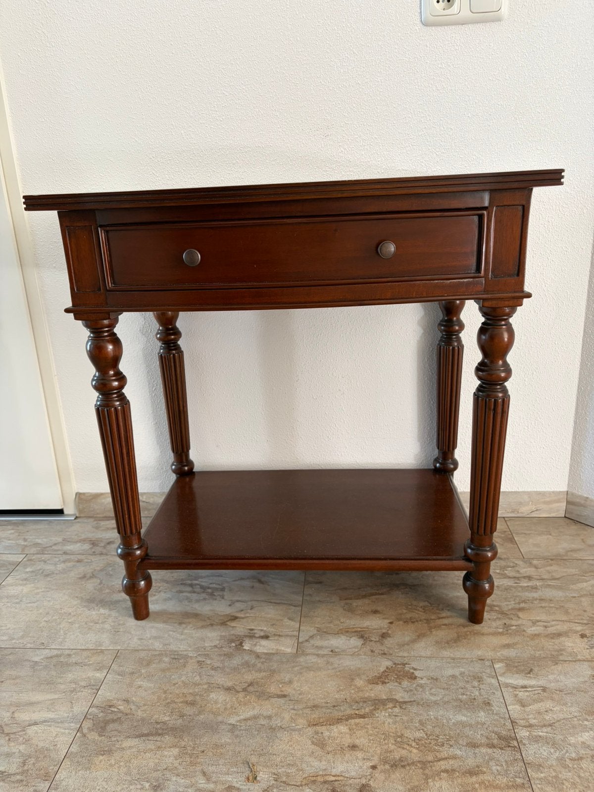 Klassieke houten sidetable met lade en plank, Ophalen, 25 tot 50 cm, Rechthoekig
