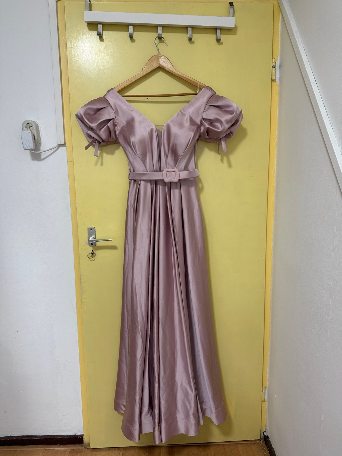 Roze satijnen jurk met pofmouwen en ceintuur, Maat 38/40 (M), Nieuw, Ophalen of Verzenden, Roze