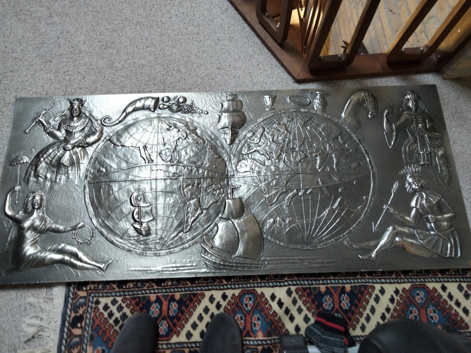 Groot tinnen reliëf: Wereldkaarten met figuren, 55x130cm, Ophalen