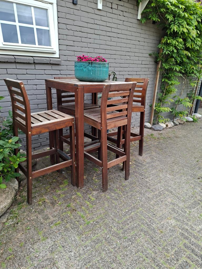 Leuke houten bar van Ikea, met 4 hoge krukken, Ophalen, Gebruikt