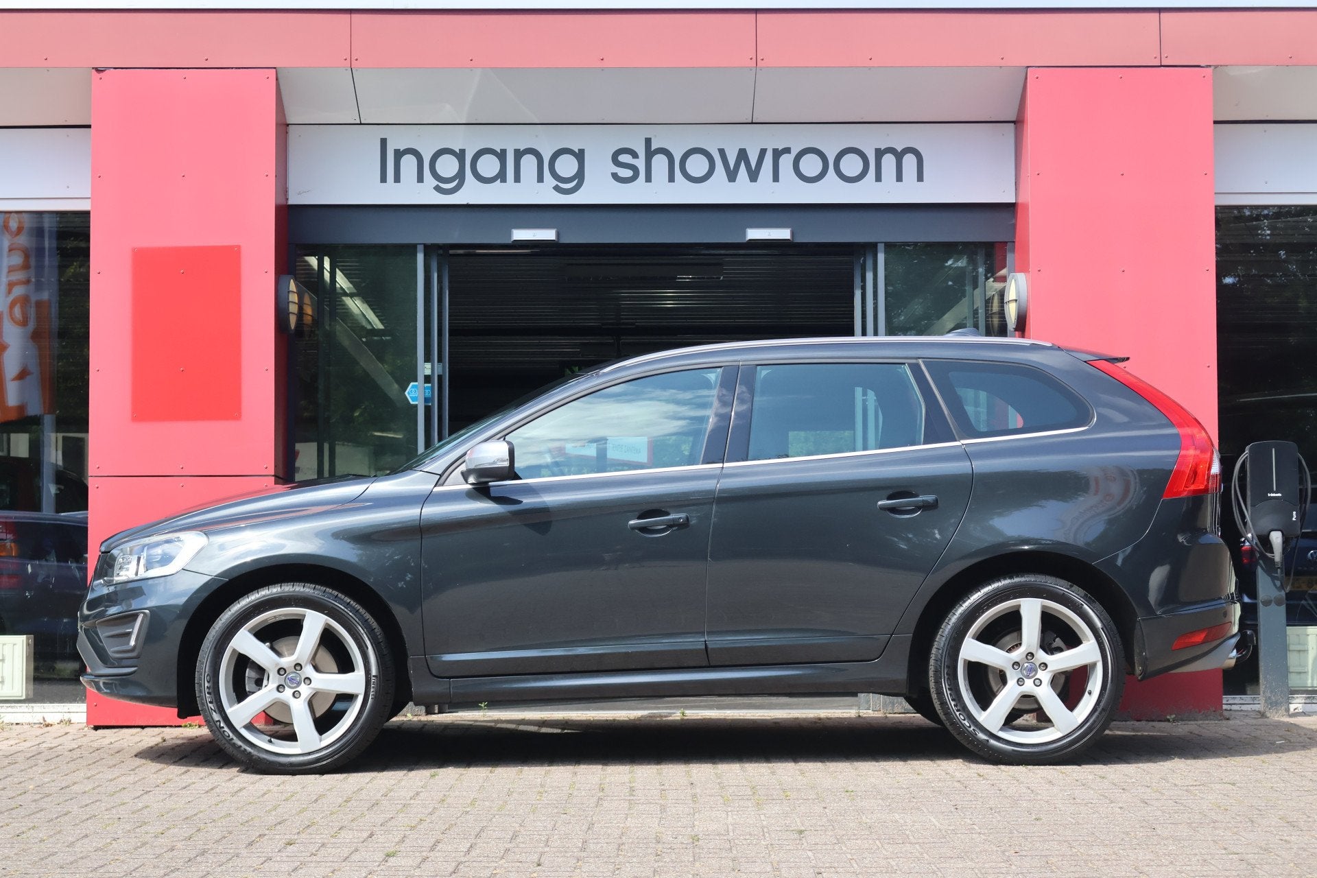 Volvo XC60 2.4 D5 AWD R-Design | Origineel NL | Leder | Trek, Auto's, Volvo, Automaat, Gebruikt, Zwart, 197 €/maand
