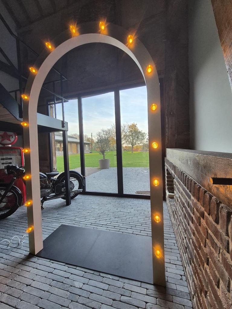 Gouden Boog met Verlichting - Eye-catcher voor Bruiloft, Ophalen, Zo goed als nieuw, Versiering, Geboorte of Huwelijk