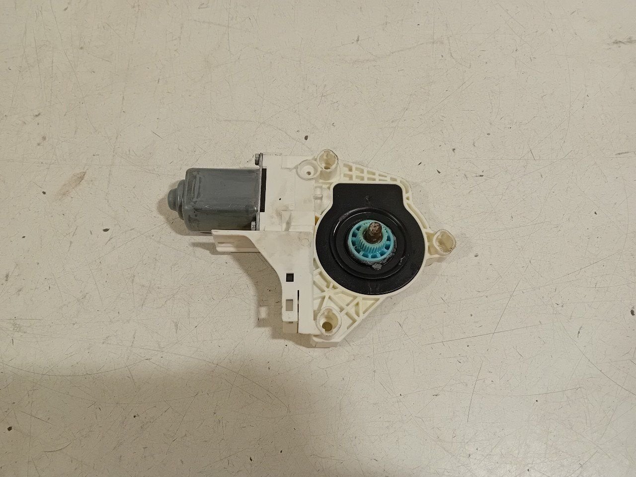 Motor raammechaniek elektrisch rechts achter Audi Q3, Onderdelen@venauto.nl, Van der Ven Autorecycling B.V., Gebruikt, Ettenseweg 76, 4706 PB Roosendaal, The Netherlands