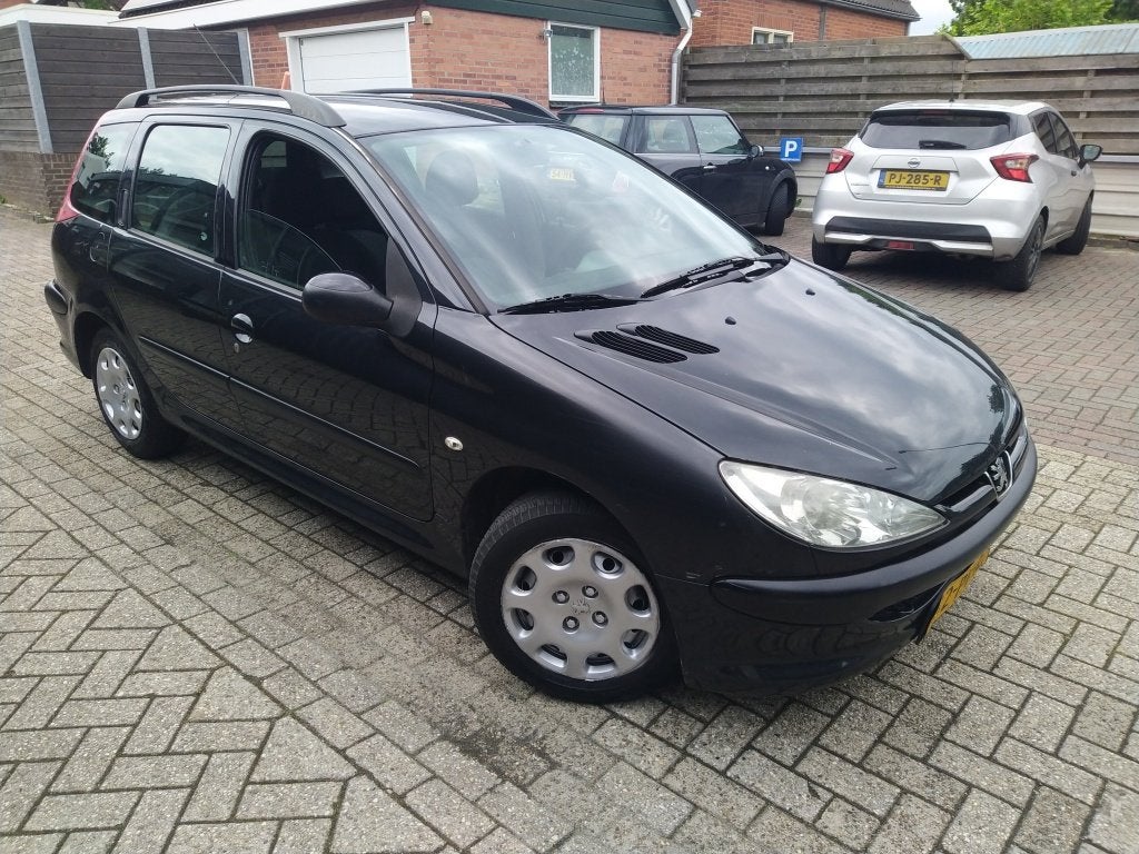 Peugeot 206 SW 1.4 Air-line (bj 2005), 4 cilinders, Zwart, Origineel Nederlands, Handgeschakeld
