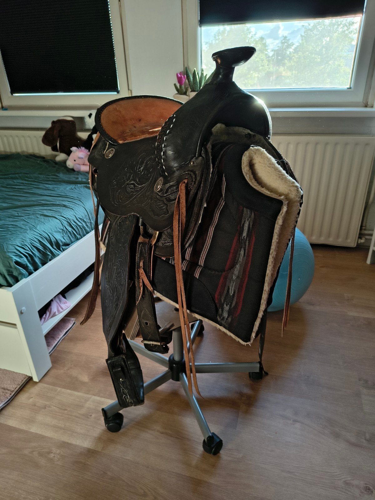 Decoratief zadel op kruk, Ophalen
