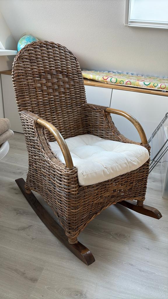 Schommelstoel babykamer, Huis en Inrichting, Stoelen, Ophalen, Bruin, Riet of Rotan, Zo goed als nieuw