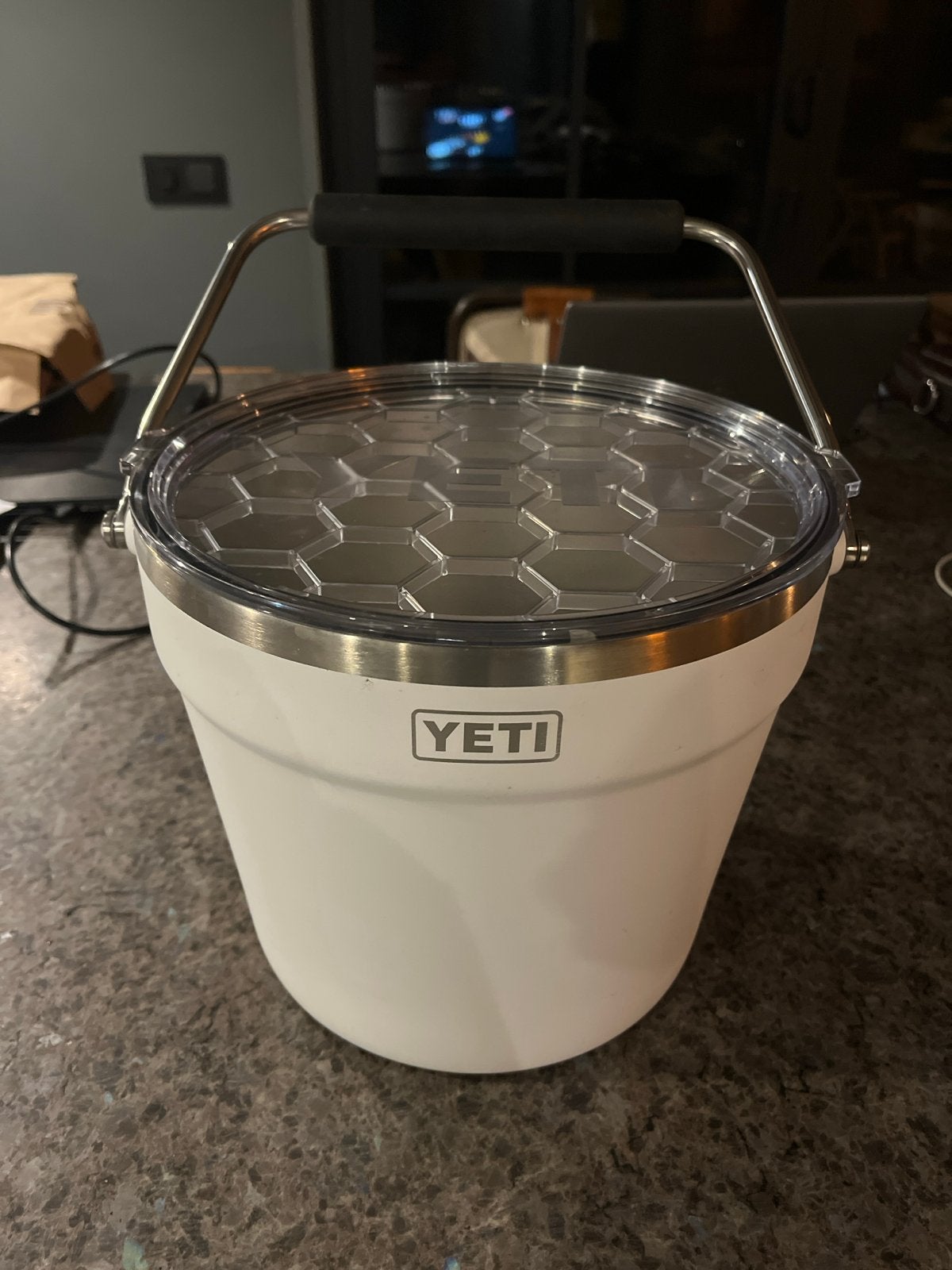 YETI rambler Koelbox/Emmer - Wit - Ongebruikt, Caravans en Kamperen, Ophalen of Verzenden, Zo goed als nieuw, Koelbox, Koelelement