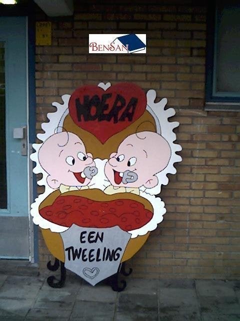 Geboortebord tweeling in bed huren huur bensan enter, Ophalen of Verzenden, Zo goed als nieuw, Overige