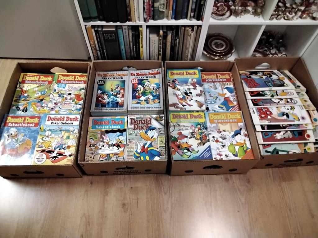4 bananen dozen met diverse Donald ducks, Ophalen, Zo goed als nieuw, Stripboeken