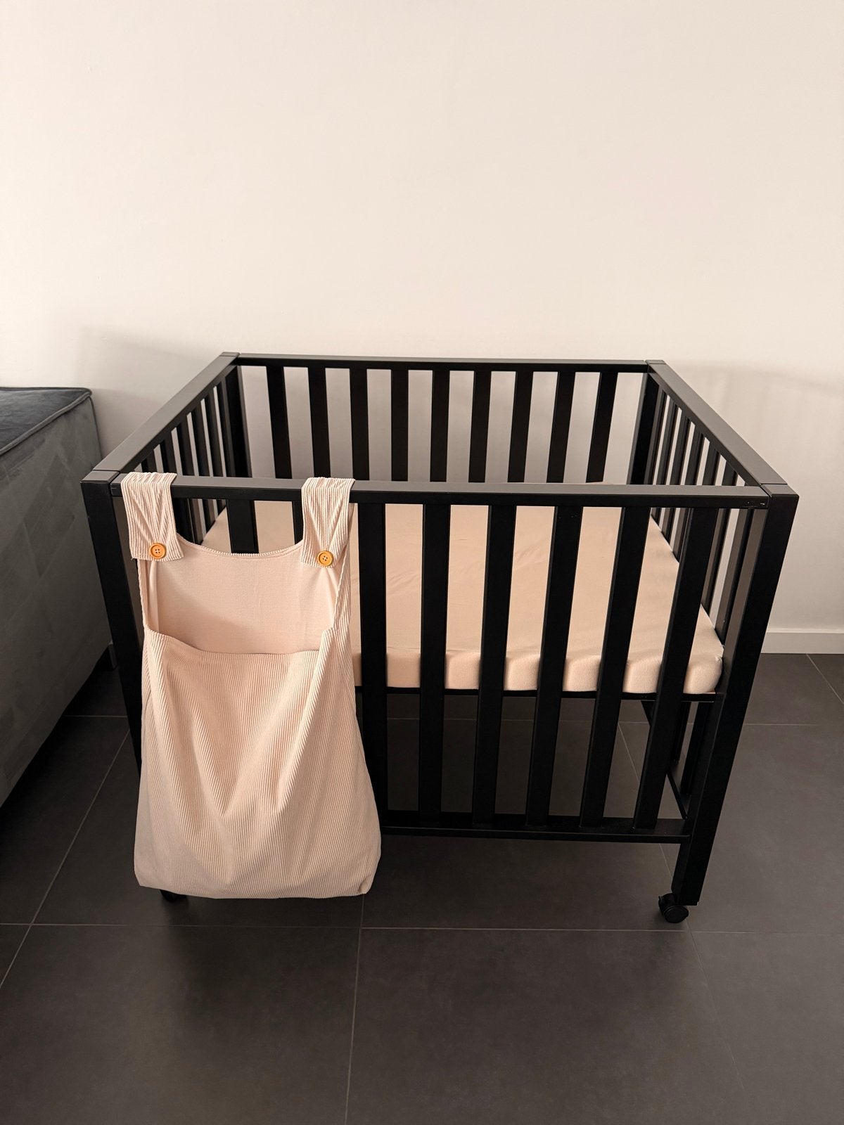 Zwarte babybox met matras, 2 hoeslakens en opbergzak, Ophalen, Zo goed als nieuw, Vierkant, Wieltjes