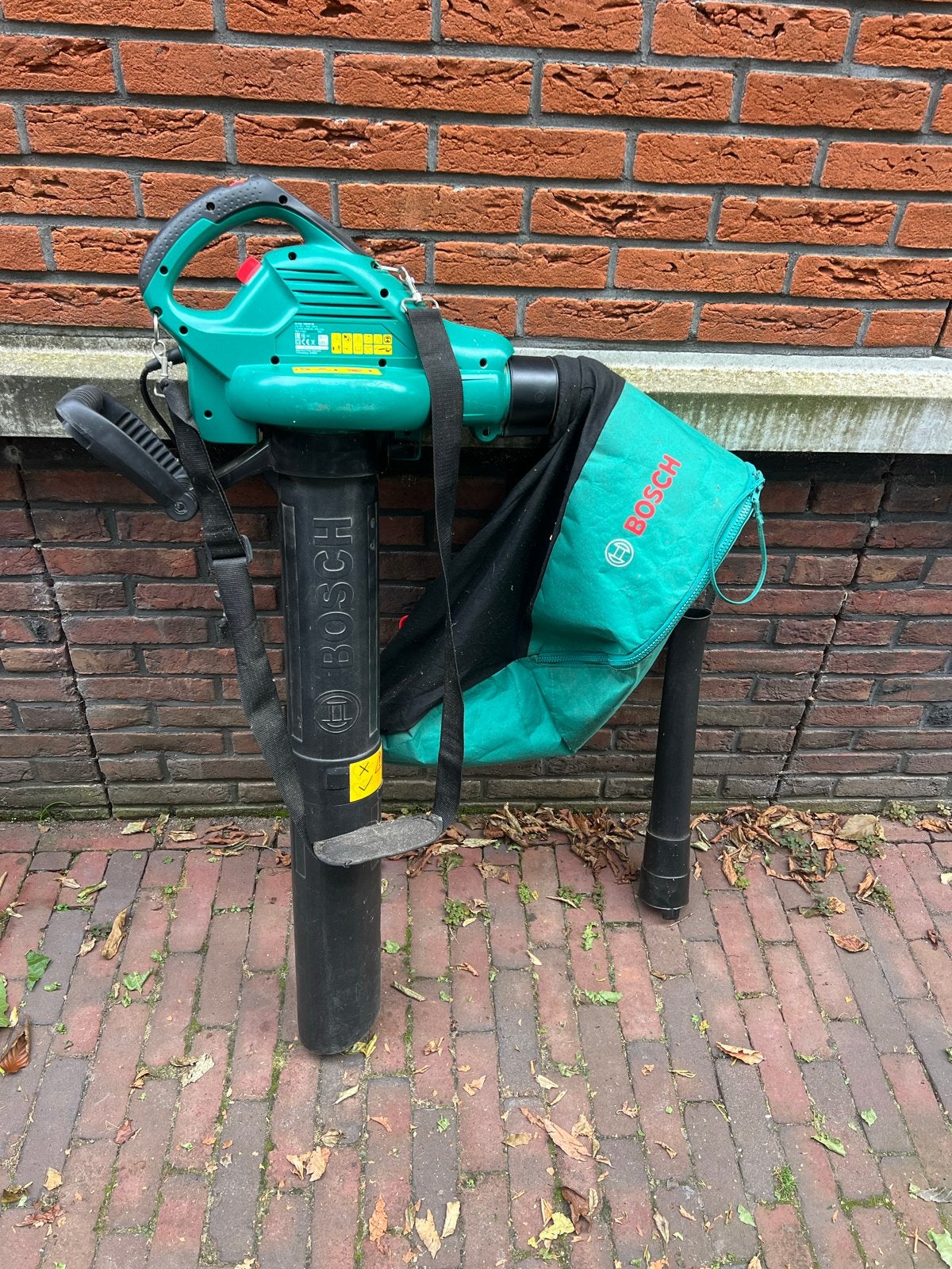 Bosch ALS 2400 Bladblazer/Bladzuiger met Versnipperfunctie, Tuin en Terras, Ophalen, Gebruikt, Handgedragen, Met opvangzak