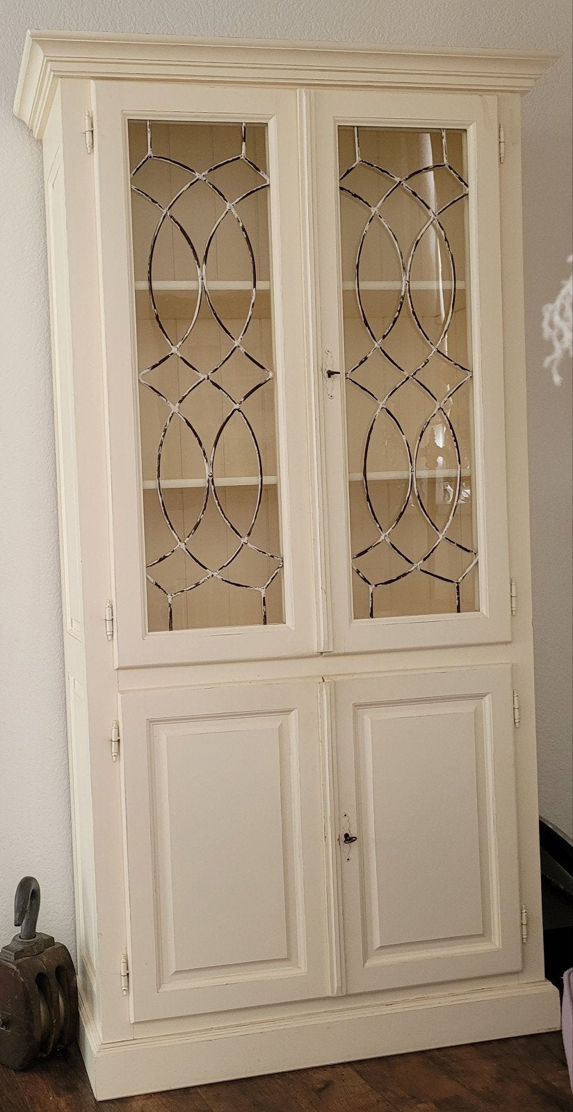 Landelijke witte servieskast met glas-in-loodlook, Huis en Inrichting, Ophalen, Gebruikt, 50 tot 100 cm, Glas