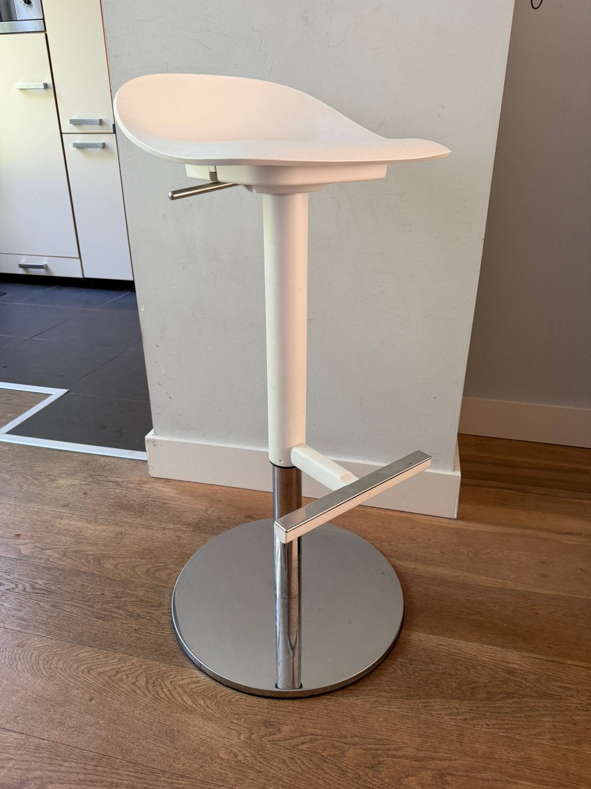 Janinge barkruk (IKEA) stevig, in hoogte verstelbaar, Ophalen, In hoogte verstelbaar, 60 tot 90 cm, Zo goed als nieuw