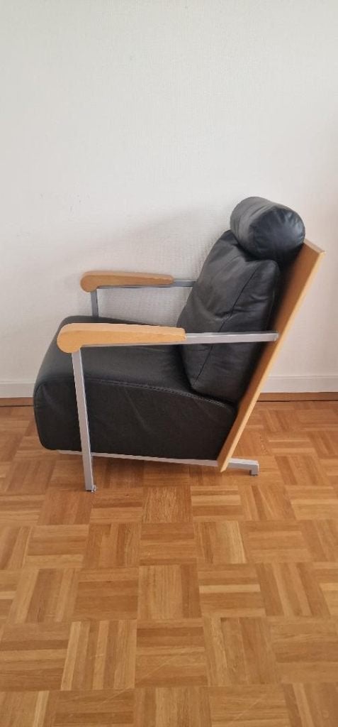 Harvink zwarte leren fauteuil met hout, Huis en Inrichting, Banken | Voetenbanken en Poefen, Gebruikt, 50 tot 75 cm, 75 tot 100 cm