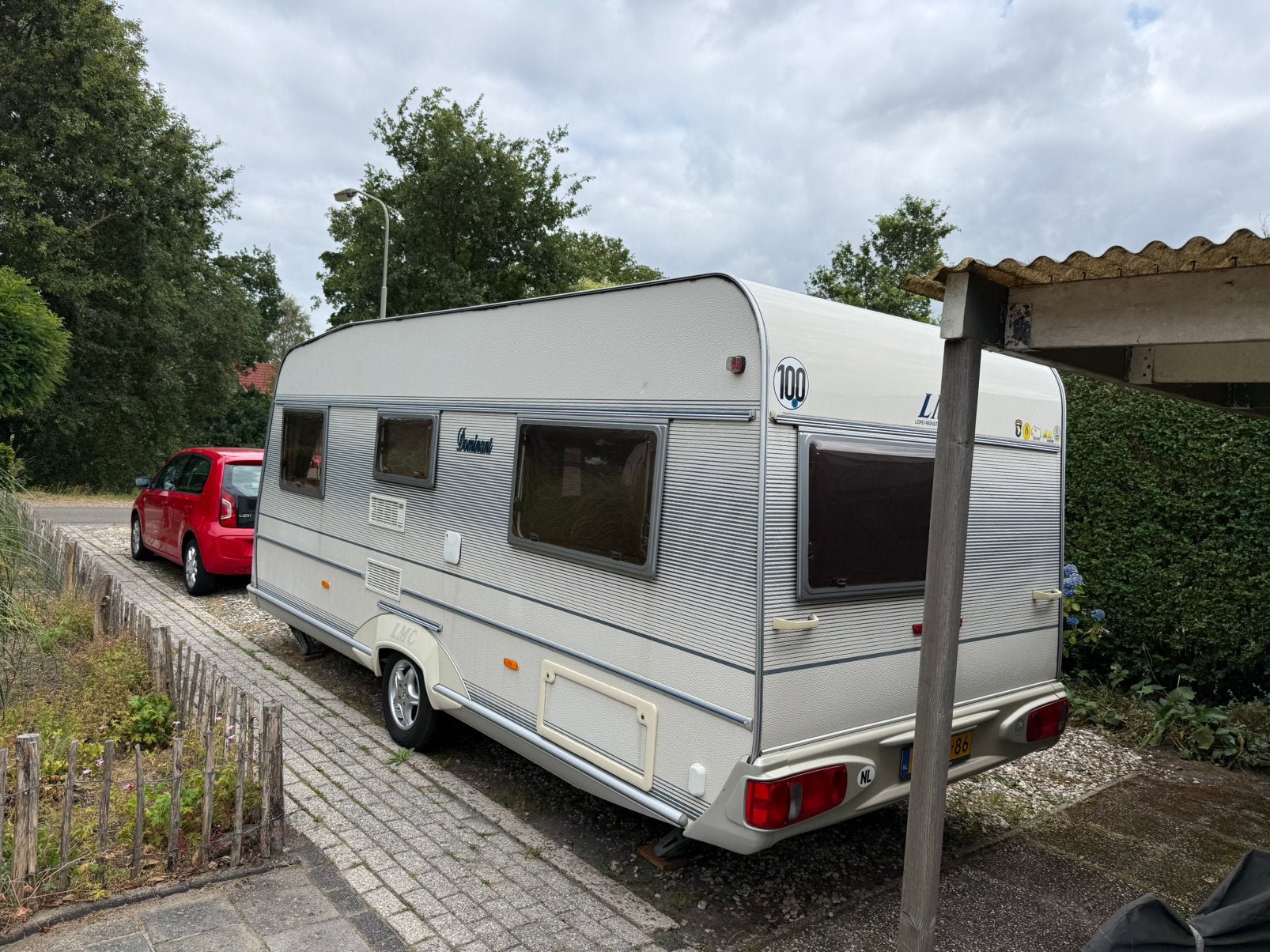 LMC 530 K1 Dominant Tourcaravan 2001 met voortent en luifel, Caravans en Kamperen, Caravans, Schokbreker, Rondzit, Frans bed, Particulier