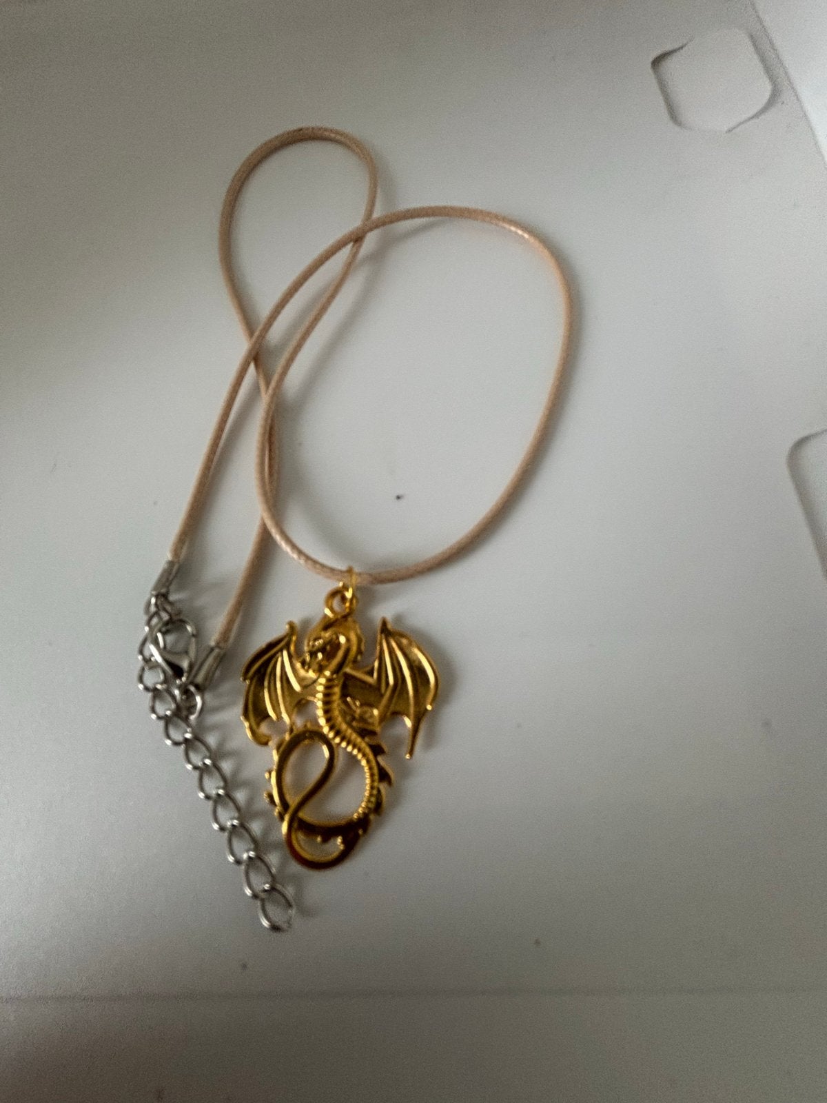 Beige ketting met goudkleurige draak hanger - Nieuw, Verzenden, Beige, Nieuw, Overige materialen