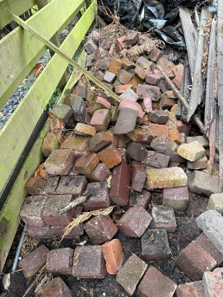Rode betonstenen en walstenen, Ophalen, Zo goed als nieuw