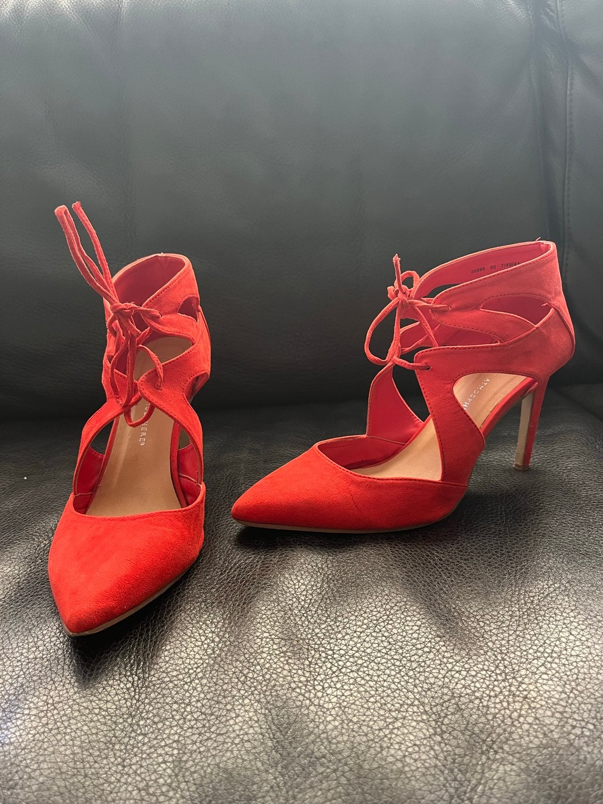 Rode suède pumps met vetersluiting mt 40, Pumps, Ophalen of Verzenden, Zo goed als nieuw, Rood