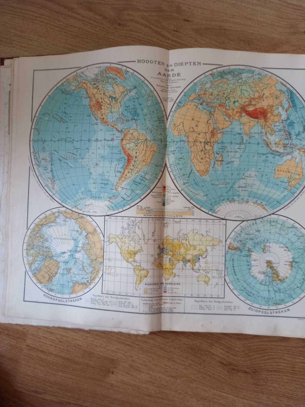 Schoolatlas der Geheele aarde  100 jaar oud!, Gelezen, Overige atlassen, Ophalen of Verzenden, Wereld