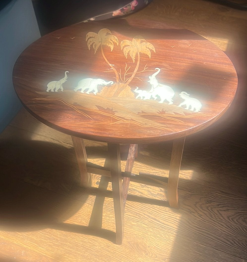 Unieke houten bijzettafel met olifanten inlegwerk, Minder dan 45 cm, Minder dan 55 cm, Gebruikt, Rond