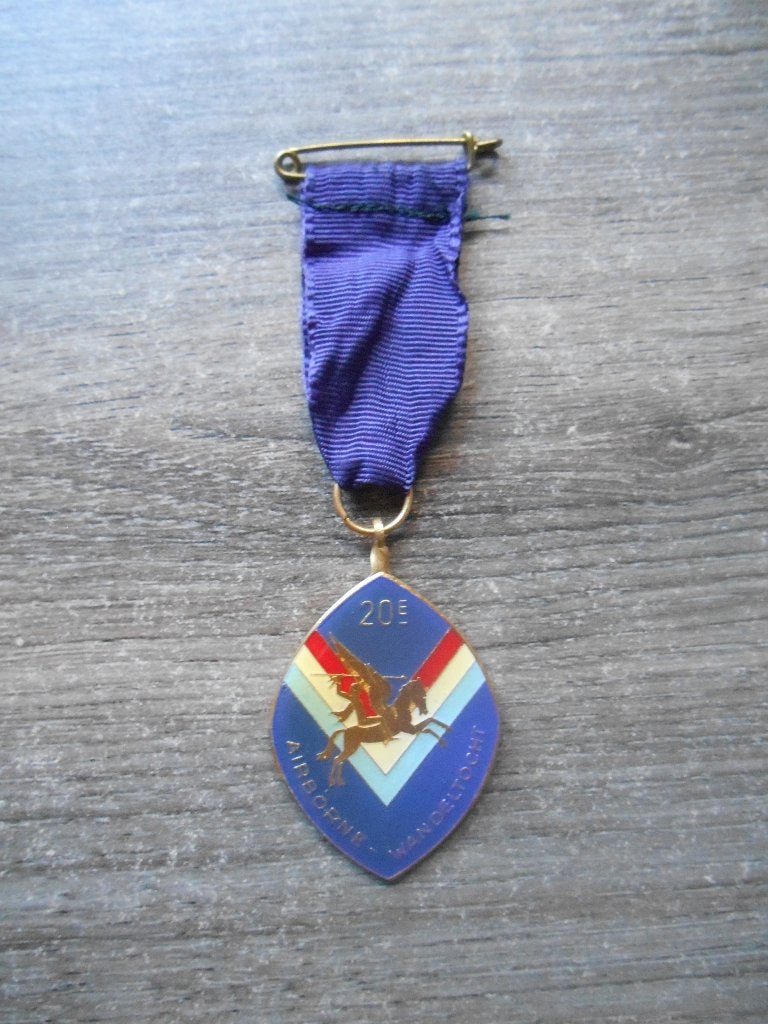 Airborne medaille voor de 20ste keer lopen Oosterbeek, Ophalen of Verzenden, Landmacht, Nederland, Lintje, Medaille of Wings