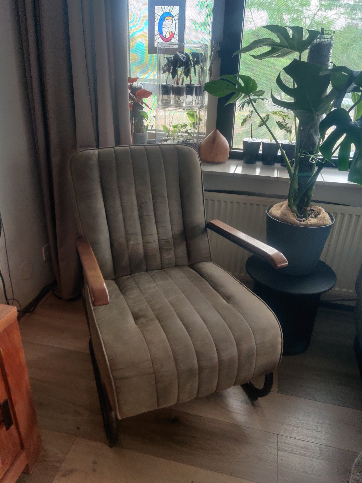 Comfortabele fauteuil in taupe velours met houten armleuning, Ophalen, Gebruikt, Overige kleuren, Stof