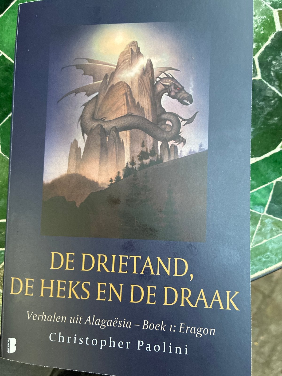 De Drietand, de Heks en de Draak - Christopher Paolini, Ophalen of Verzenden, Zo goed als nieuw