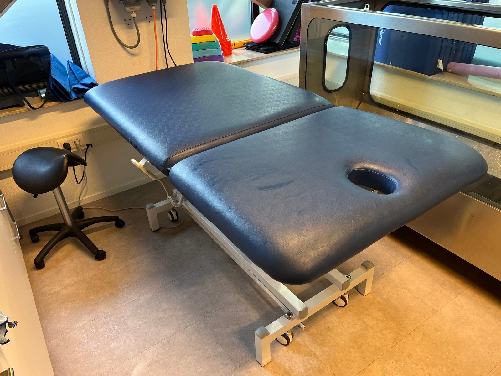 Behandel, fysio, aankleed of massage tafel. 400,- Roden, Ophalen, Zo goed als nieuw, Massagetafel