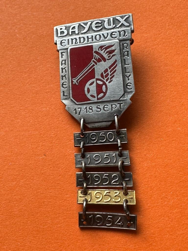 Fakkel rallye Bayeux Eindhoven badge. Vijftiger jaren., Verzamelen, Merken en Reclamevoorwerpen, Gebruikt, Gebruiksvoorwerp, Ophalen of Verzenden